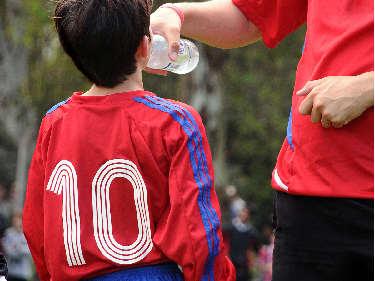 Consejos para mantener a los niños hidratados durante las prácticas deportivas