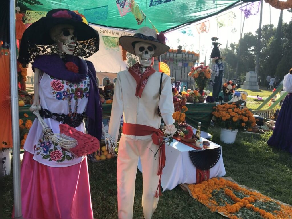 El resplandor de la tradición Día de los Muertos en Hollywood Forever