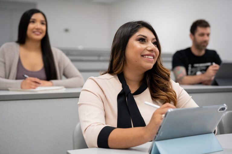 Mes de la Herencia Hispana: Colegios comunitarios de California empoderan a los futuros líderes comunitarios