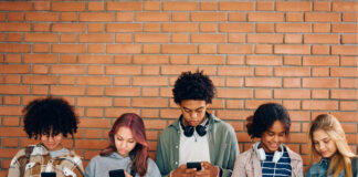 Generación conectada cómo los adolescentes interactúan con las redes sociales