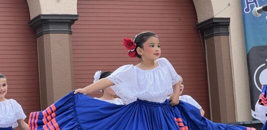 Un escenario para todos el festival de música, arte y creatividad en las escuelas de Anaheim