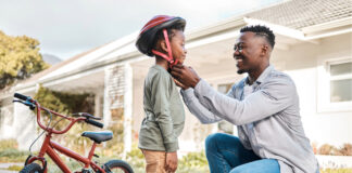 Cómo mantener a sus hijos seguros mientras andan en bicicleta y patinetas eléctricas