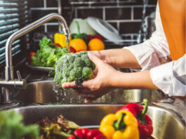 Consejos de un experto para lavar frutas y verduras y evitar enfermedades