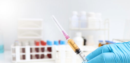 Un especialista en enfermedades infecciosas explica qué es la tos ferina y por qué cada vez más personas parecen estar contrayéndola últimamente.