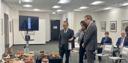 Restituyen piezas arqueológicas de la historia prehispánica de México en Los Ángeles