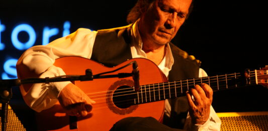 La Fundación Cultural Latin GRAMMY presenta la Beca Legado Paco de Lucía
