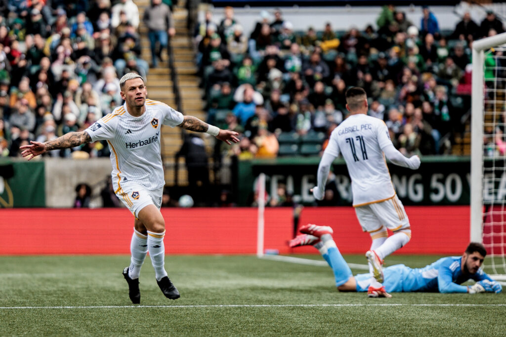 LA Galaxy rescata un empate ante Portland Timbers en un partido intenso