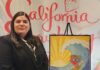 Artista de Azusa gana concurso artístico del Festival de la Fresa de California 2025 con diseño surfista