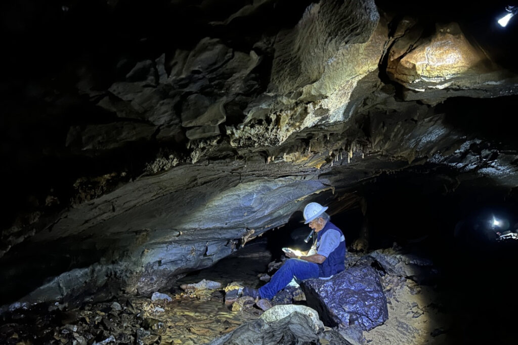 Asombroso hallazgo arqueológico en Guerrero revela objetos prehispánicos en cueva subterránea