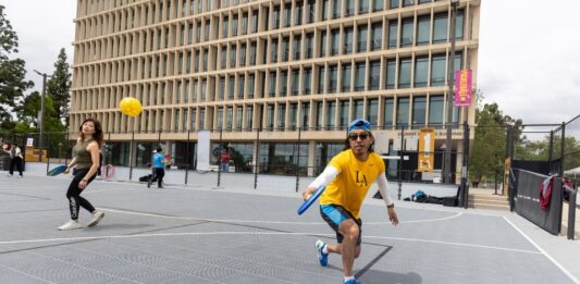 El pickleball llega a Cal State LA con nuevas canchas que revolucionan la vida estudiantil