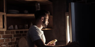 ¿Sufres de antojos nocturnos? Aprende a controlarlos de forma saludable