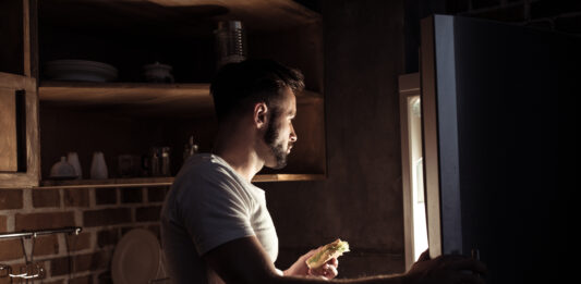 ¿Sufres de antojos nocturnos? Aprende a controlarlos de forma saludable
