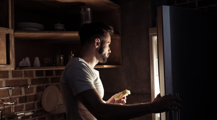 ¿Sufres de antojos nocturnos? Aprende a controlarlos de forma saludable