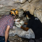 Arqueólogos del INAH recuperan olla maya del posclásico en caverna de Quintana Roo