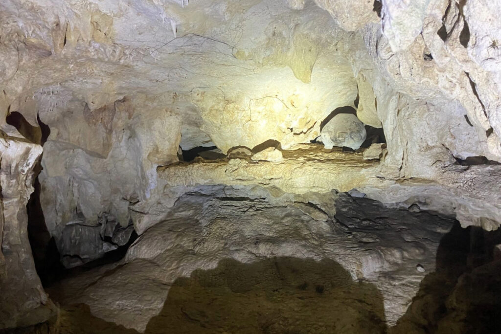 Arqueólogos del INAH recuperan olla maya del posclásico en caverna de Quintana Roo