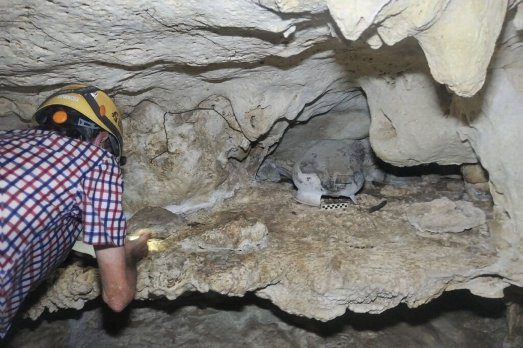 Arqueólogos del INAH recuperan olla maya del posclásico en caverna de Quintana Roo 