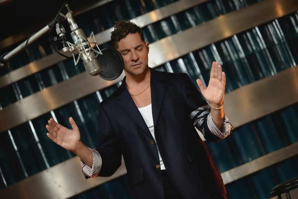 David Bisbal se une a la lucha contra el Alzheimer con su emotiva versión de «Mi Princesa» 