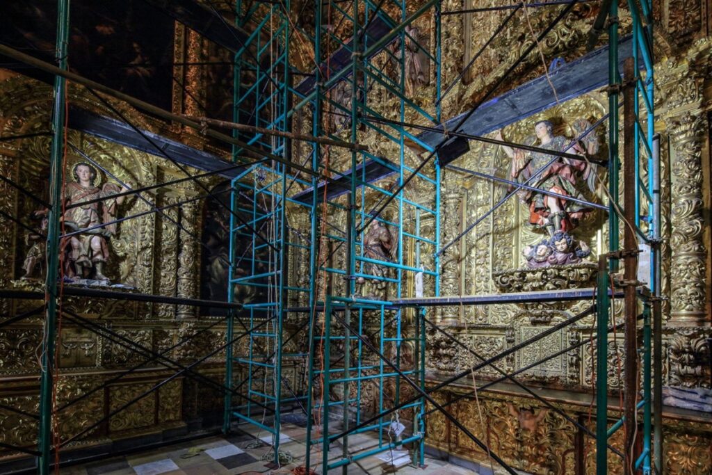 Estudiantes y expertos restauran los retablos de la Capilla de los Santos Ángeles en la Catedral Metropolitana 