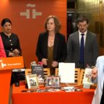 Isabel Allende deja su legado en la Caja de las Letras del Cervantes con manuscritos y recuerdos íntimos