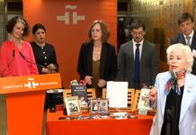 Isabel Allende deja su legado en la Caja de las Letras del Cervantes con manuscritos y recuerdos íntimos