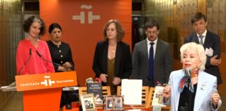 Isabel Allende deja su legado en la Caja de las Letras del Cervantes con manuscritos y recuerdos íntimos