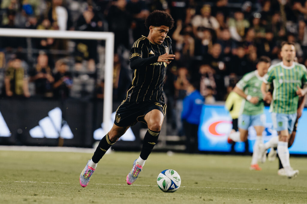 LAFC arrasa 4-0 a Seattle y extiende su racha invicta en la MLS