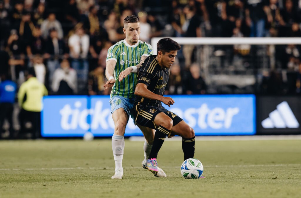 LAFC arrasa 4-0 a Seattle y extiende su racha invicta en la MLS