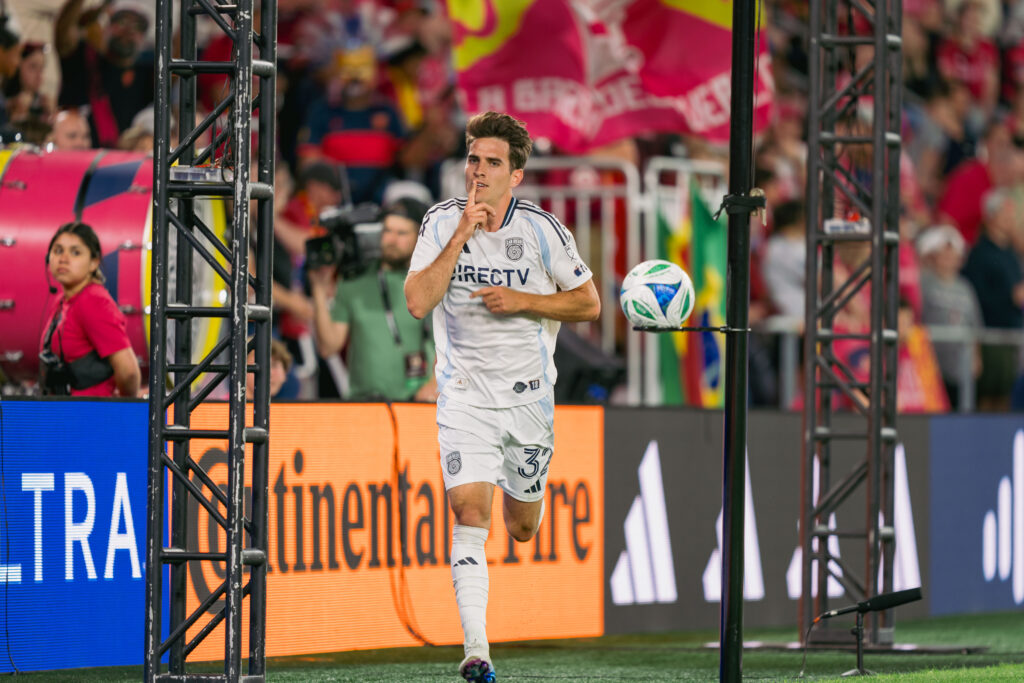 San Diego FC vence 2-1 a St. Louis y consolida su lugar en la Conferencia Oest