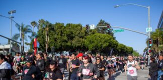 Santa Ana revive los años 70 con su carrera divertida diversión, salud y espíritu comunitario