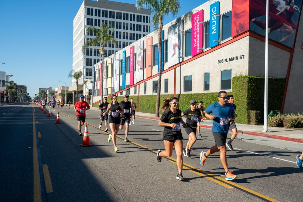 Santa Ana revive los años 70 con su carrera divertida diversión, salud y espíritu comunitario