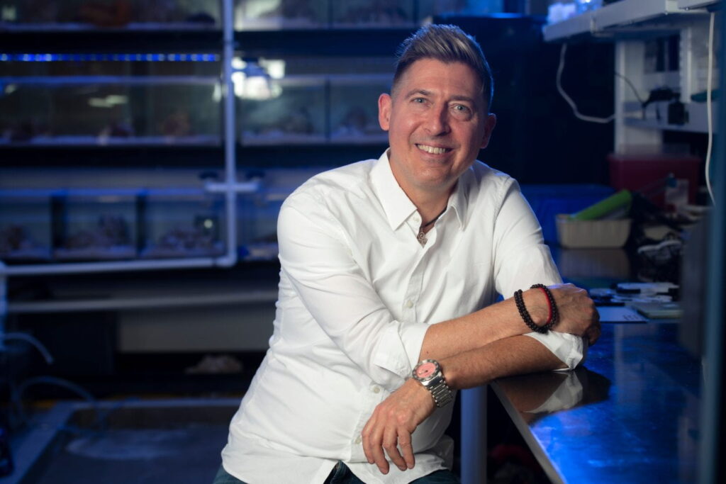 Científicos convierten orina humana en biomaterial valioso para implantes óseos y dentales 