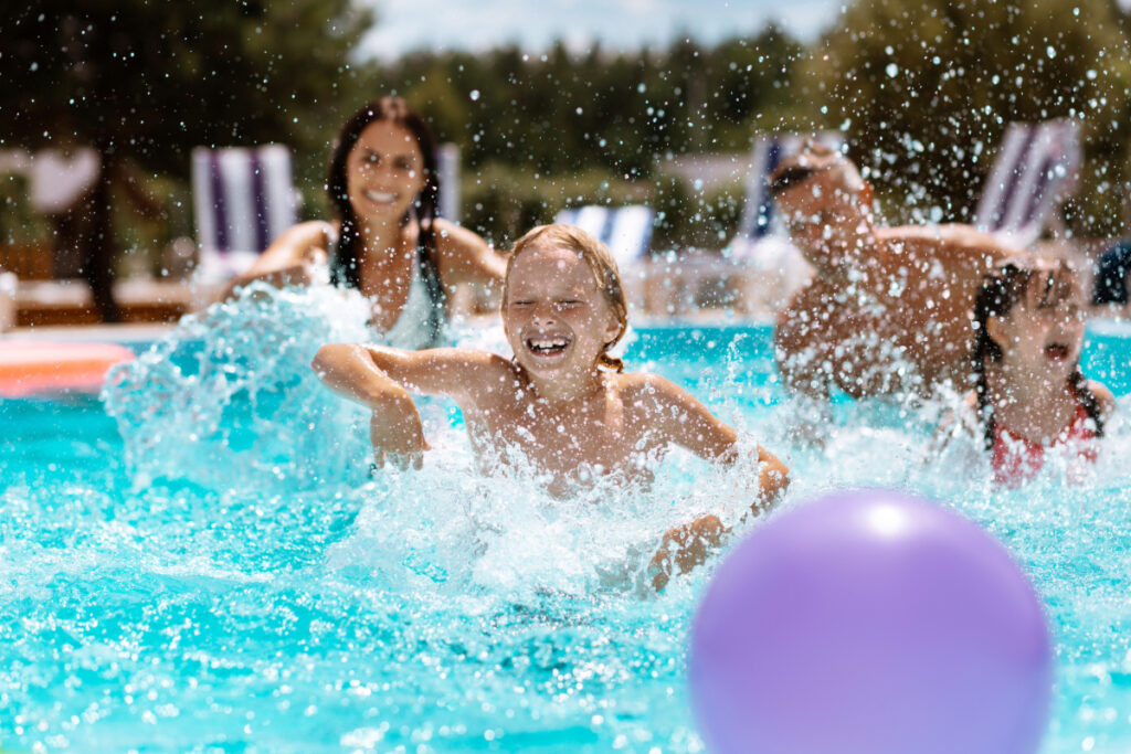 Cómo mantener seguros a los niños en la piscina este verano