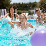 Cómo mantener seguros a los niños en la piscina este verano
