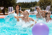 Cómo mantener seguros a los niños en la piscina este verano