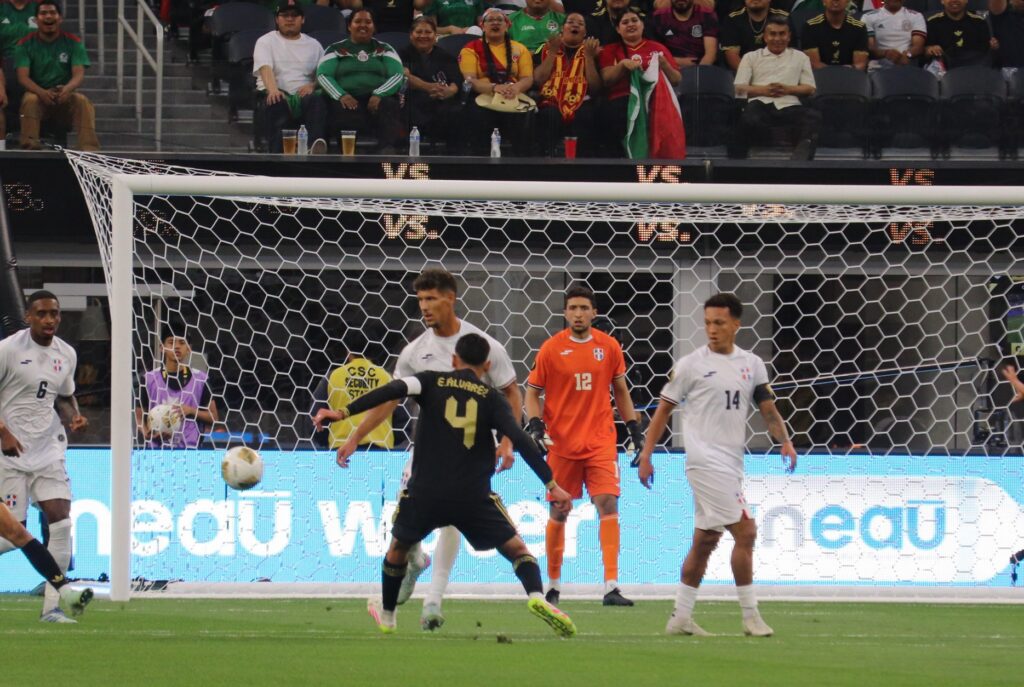 México vence a República Dominicana 3-2 en el debut de la Copa Oro 2025