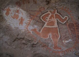 Rescatan arte rupestre en Chihuahua tras limpieza en Cueva de las Monas