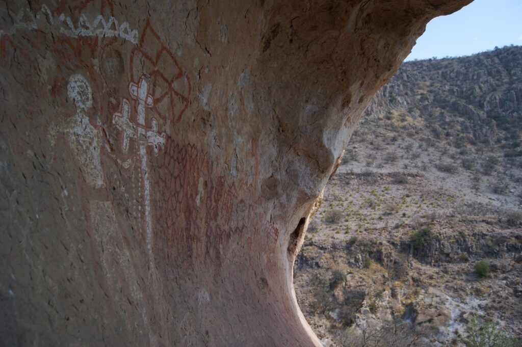 Rescatan arte rupestre en Chihuahua tras limpieza en Cueva de las Monas