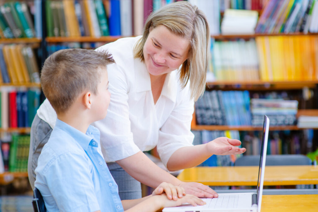 Summer Stars el programa gratuito de tutoría que transforma el verano escolar en Los Ángeles