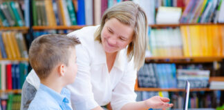 Summer Stars el programa gratuito de tutoría que transforma el verano escolar en Los Ángeles