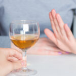 Cómo resistir la presión social para beber alcohol en reuniones y celebraciones