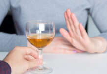 Cómo resistir la presión social para beber alcohol en reuniones y celebraciones