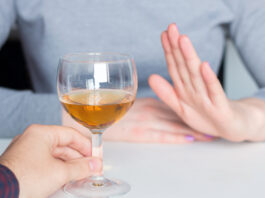 Cómo resistir la presión social para beber alcohol en reuniones y celebraciones