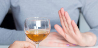 Cómo resistir la presión social para beber alcohol en reuniones y celebraciones