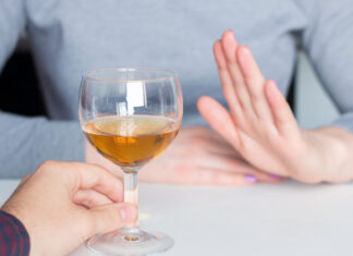 Cómo resistir la presión social para beber alcohol en reuniones y celebraciones
