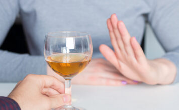 Cómo resistir la presión social para beber alcohol en reuniones y celebraciones