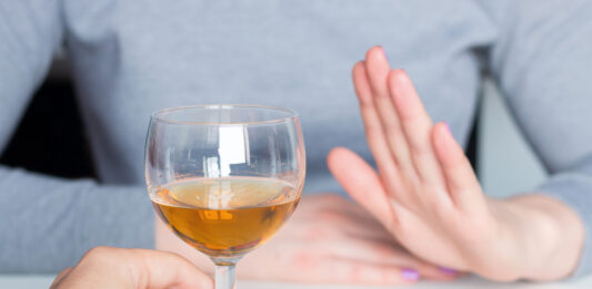 Cómo resistir la presión social para beber alcohol en reuniones y celebraciones