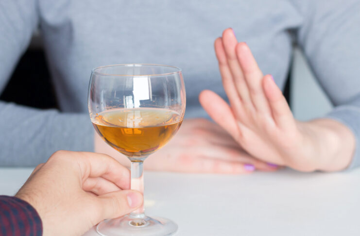 Cómo resistir la presión social para beber alcohol en reuniones y celebraciones