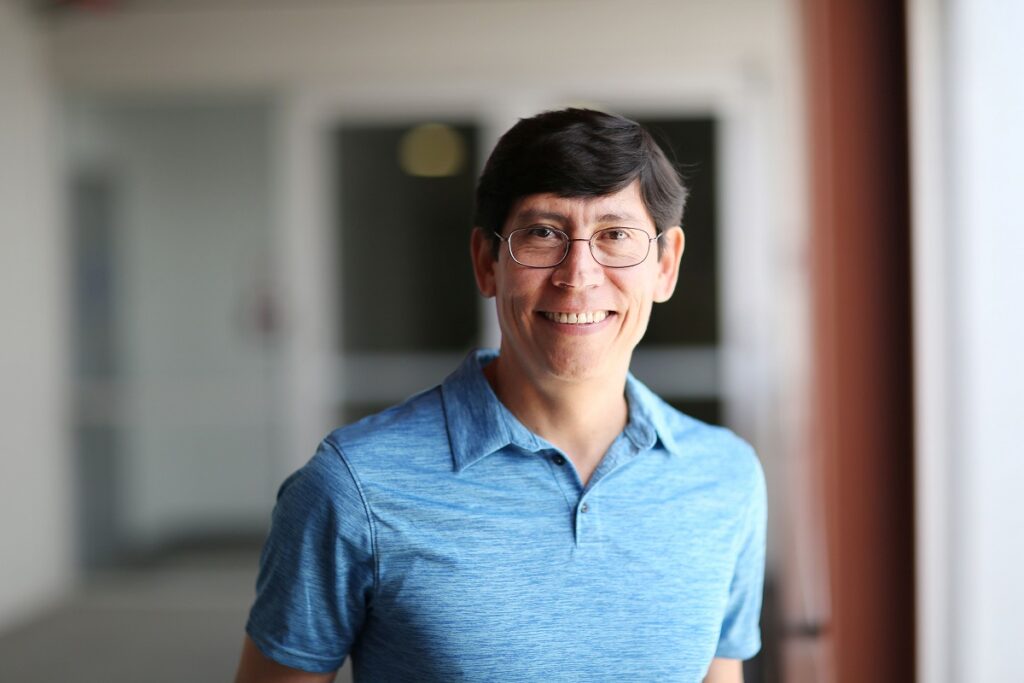 Profesor de Cal State LA recibe beca Fulbright para investigación en Praga