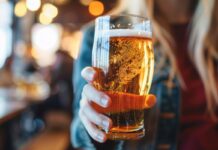 Beber alcohol aumenta el riesgo de cáncer, advierten expertos
