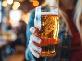 Beber alcohol aumenta el riesgo de cáncer, advierten expertos